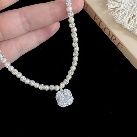 Collana in Rame e Zirconia con Perle Artificiali Francese Lusso Leggero Ciondolo a Zucchero Quadrato Catena da Clavicola per Donna