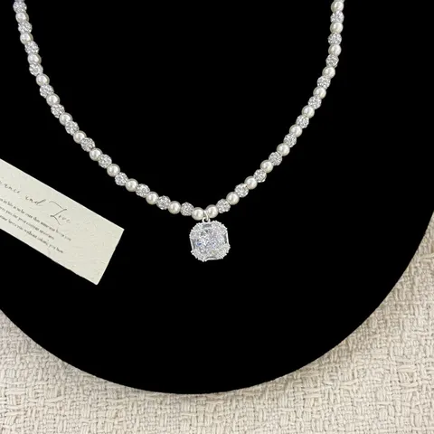 Collana in Rame e Zirconia con Perle Artificiali Francese Lusso Leggero Ciondolo a Zucchero Quadrato Catena da Clavicola per Donna