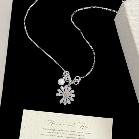 Collana con Ciondolo a Margherita in Rame e Zirconia Lussuosa Catena per Clavicola con Girasole e Perla Artificiale Gioielli Regalo