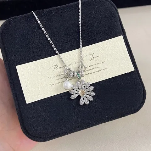 Collana con Ciondolo a Margherita in Rame e Zirconia Lussuosa Catena per Clavicola con Girasole e Perla Artificiale Gioielli Regalo