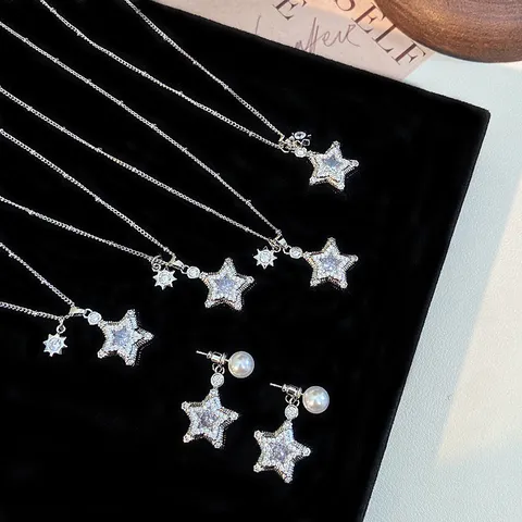 Elegante Set di Gioielli in Rame con Zirconi Pendente a Pentagramma Cuore Collana Orecchini a Lobo con Perle Artificiali Accessori Raffinati
