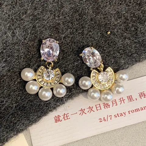 Pendientes de Botón en Forma de Abanico de Estilo Francés con Circonia y Perlas Artificiales para Mujer Aleación de Cobre Chapado en Oro Joyería de Lujo