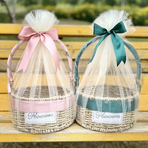 Round Woven Straw Gift Basket With Handle Ribbon Mesh Wrap Decorative Hand-Carried Flower Souvenir Basket For Wedding Baby Shower