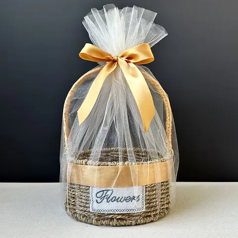 Round Woven Straw Gift Basket With Handle Ribbon Mesh Wrap Decorative Hand-Carried Flower Souvenir Basket For Wedding Baby Shower