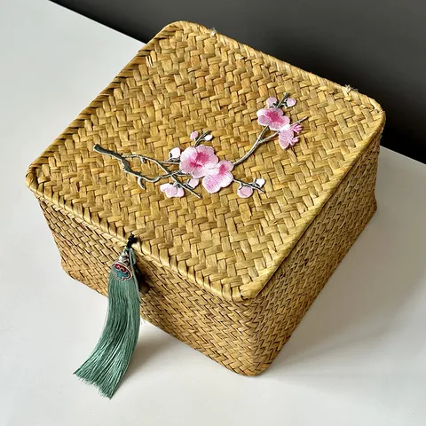 Handgewebte Weide Aufbewahrungsbox Mit Deckel Bestickte Blumen Strohkorb Retro Quadratischer Desktop-Organizer Gewebte Geschenkbox