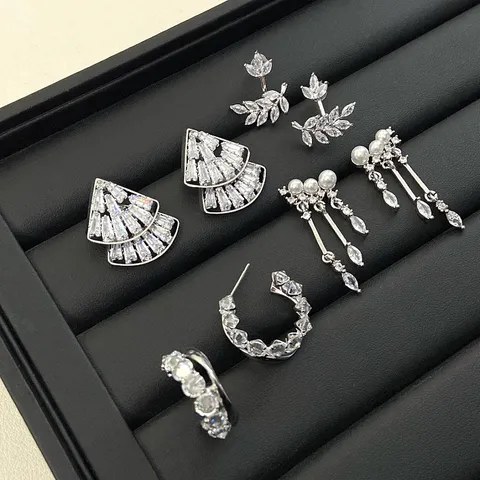 Exquisite Modische Strass Ohrstecker Für Damen Light Luxury Premium Feel Geometrische Blatt Fächer Perlen Quasten Ohrringe Schmuck