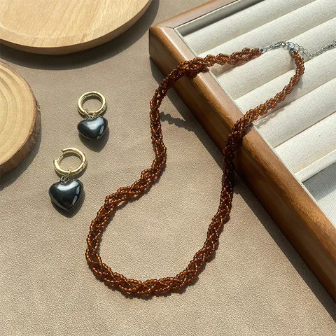 Koreanischer Stil Dreilagige Perlen Verdrehte Halskette Bernstein Künstliche Perle Choker Herz Ohrstecker Messing Schmuck Kollektion