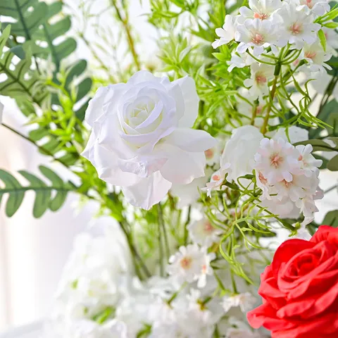 Fila di Fiori Artificiali di Rose e Ortensie per Matrimonio T-Stage Guida Stradale Decorazione Pavimento Raso Plastica