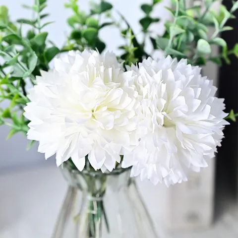 Weiße Künstliche Ball-Chrysantheme Eukalyptus Strauß Mit Glas Keramik Vase Nordische Haus Dekoration Foto Requisiten