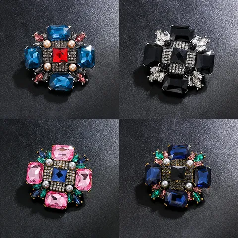 Broche en Verre de Cristal Coloré de Style Britannique Vintage pour Femmes Épingle Croix Florale en Alliage Strass Perle Artificielle