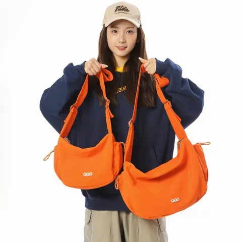 Borsa a Tracolla Dumpling in Nylon di Moda Tinta Unita Grande Capacità Borsa a Spalla Casual Sportiva per Uomo Donna