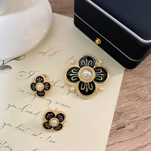 Bijoux en Émail Noir de Style Palais Vintage pour Femmes Broche en Alliage Incrustée de Perles Artificielles et Boucles d'Oreilles Clous Accessoires Rétro