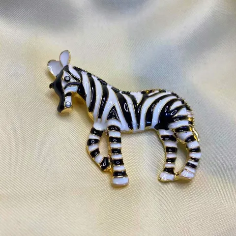 Vintage Alloy Enamel Zebra Brooch For Women Animal Shape Rhinestone Lapel Pin Gold Color Fashion Jewelry Accessory