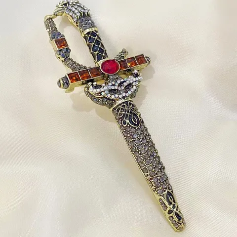 Vintage Alloy Rhinestone Sword Brooch Gold Plated Baroque Medial Palace Style Exquisite Shield Dagger Corsage Badge Lapel Pin Jewelry Accessory For Women Men Suit Banquet Decor