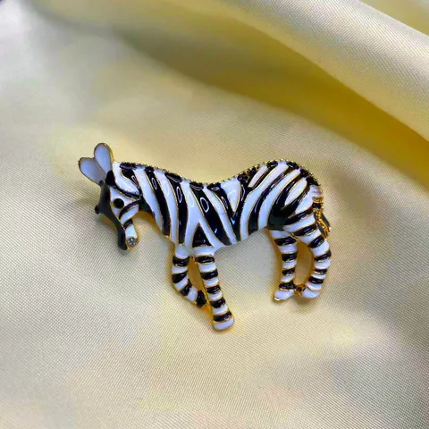 Vintage Alloy Enamel Zebra Brooch For Women Animal Shape Rhinestone Lapel Pin Gold Color Fashion Jewelry Accessory