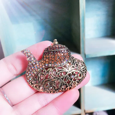 Broche Vintage Lampe d'Aladdin Théière pour Femmes Créative Exotique Incrustée de Strass en Alliage Accessoire de Mode pour Manteau