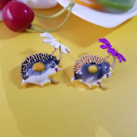Cute Hedgehog Holding Daisy Enamel Pin Brooch Alloy Animal Floral Lapel Badge For Women Girls Kids Clothing Accessories Gift