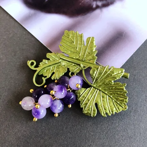Vintage Baroque Grape Brooch Pin For Women Alloy Enamel Fruit Shape Lapel Pin Green Leaf Brooches Jewelry Accessories Gift