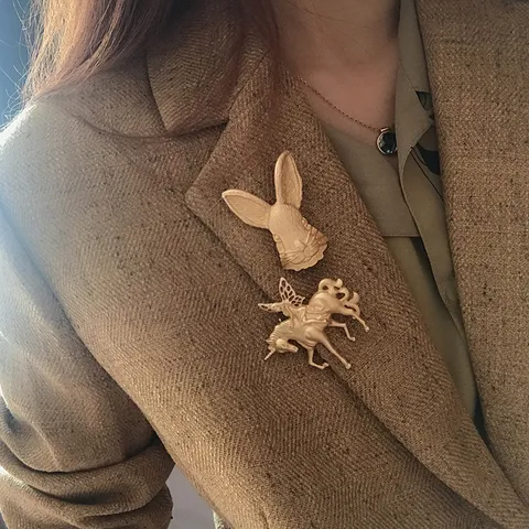 Vintage Mat Goud Hofstijl Broche Voor Dames Elegante Legering Strass Pak Pin Konijn Maan Engel Architectuur Sieraden