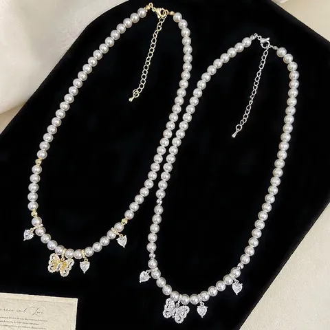 Collana di Perle Artificiali con Farfalla a Diamante Pieno per Donna Squisita Catena a Clavicola in Rame e Zirconia Ciondolo
