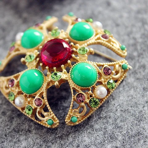 Vintage Baroque Palace Hollow Square Emerald Green Brooch For Women Gold Alloy Rhinestone Artificial Pearl Floral Corset Accessory