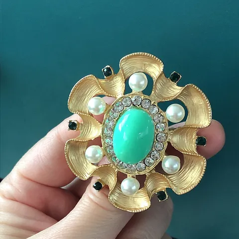Vintage Baroque Palace Style Alloy Brooch With Green Gemstone White Rhinestone And Artificial Pearl For Women Clothing Accessories
