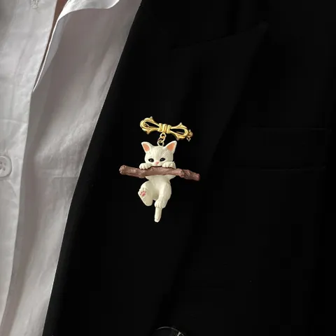 Cute 3D Cat Hugging Branch Brooch Alloy Cartoon Animal Lapel Pin For Bags Shoes Clothing Accessories Women Jewelry Gift