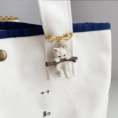 Cute 3D Cat Hugging Branch Brooch Alloy Cartoon Animal Lapel Pin For Bags Shoes Clothing Accessories Women Jewelry Gift