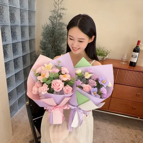 Bouquet de Fleurs de Savon Fait à la Main Rose Oeillet Fleur Éternelle Avec Sac Cadeau Cadeau Romantique pour Femme Maman Anniversaire