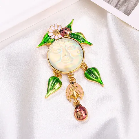 Broche Vintage en Émail avec Coccinelle et Fleur à Gland pour Femmes Broche Pendante en Alliage de Zinc avec Visage Souriant Lune et Feuille