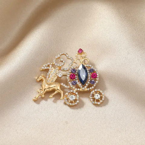 Vintage Hollow Pumpkin Carriage Brooch For Women Alloy Rhinestone Pegasus Fairy Tale Carriage Pin Badge Jewelry Accessory