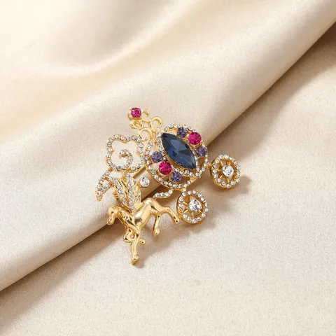 Vintage Hollow Pumpkin Carriage Brooch For Women Alloy Rhinestone Pegasus Fairy Tale Carriage Pin Badge Jewelry Accessory