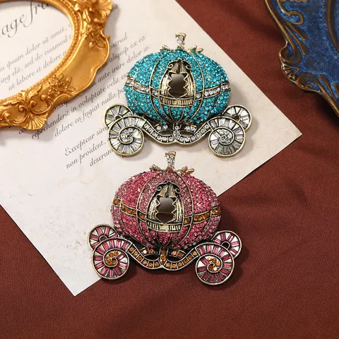 Broche Vintage de Luxe en Alliage Carrosse de Citrouille pour Femmes Mode Style Cendrillon Incrustée de Strass Épingle de Revers pour Manteau d'Hiver Bijoux