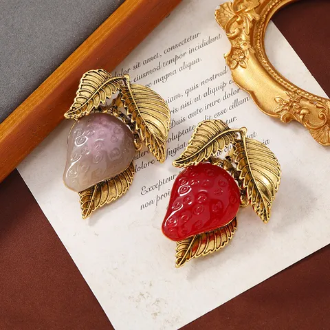 Creative Jelly Resin Strawberry Brooch For Women Sweet Fruit Corsage Vintage Alloy Gold Leaf Lapel Pin Clothing Accessory