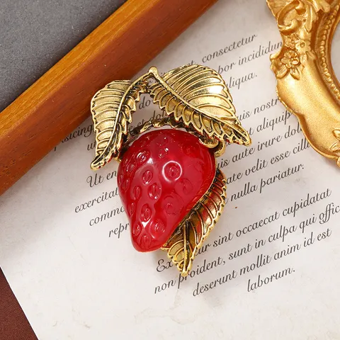 Creative Jelly Resin Strawberry Brooch For Women Sweet Fruit Corsage Vintage Alloy Gold Leaf Lapel Pin Clothing Accessory