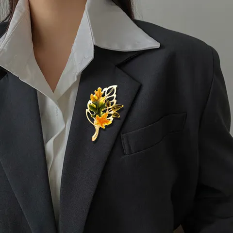 Vintage Maple Leaf Enamel Brooch For Women Men Zinc Alloy Fall Theme Badge Pin Autumn Leaf Brooch Clothing Accessory Jewelry