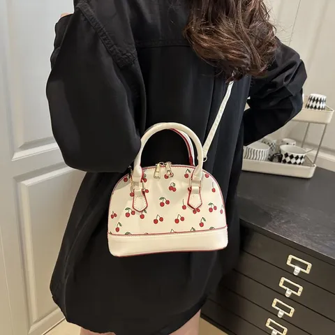 Damen Kirschdruck Schalentasche PU Leder Mode Umhängetasche Kleine Schalen-Tragetasche Mit Verstellbarem Riemen