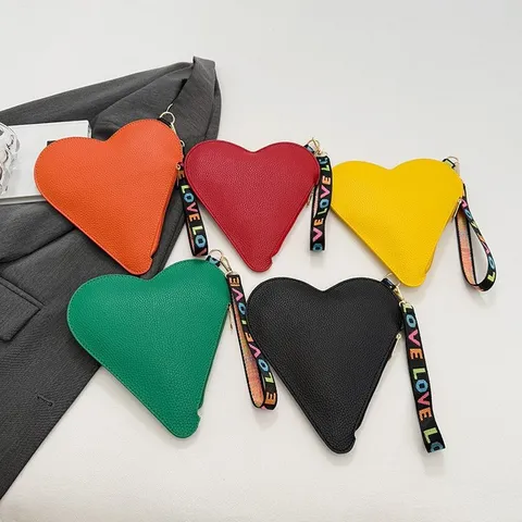 Monedero de Mujer con Forma de Corazón de Cuero de PU Mini Bolso de Mano con Correa de Muñeca Estampado Letras Moda