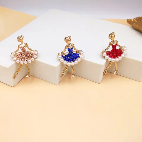 Elegante Spilla Ragazza di Balletto in Lega d'Oro Strass Perla Artificiale Ballerina Spilla da Petto per Donna Cappotto Gioielli