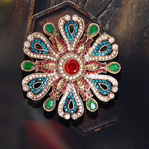 Broche Vintage Royale Baroque pour Femmes Ajourée en Alliage avec Strass Épingle à Poitrine Accessoires Bijoux