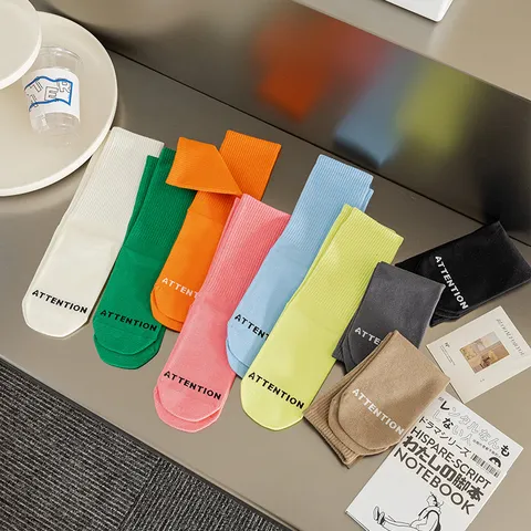 Damen Wadenlang Baumwolle Socken Minimalistisch Bonbonfarben Sport Gerippt Buchstaben Strick Socken Für Tägliche Workout Streetwear