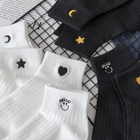 Damen Casual Baumwolle Crew Socken Preppy Stil Süß Besticktes Herz Stern Mond Lächeln Low Cut Kurze Socken