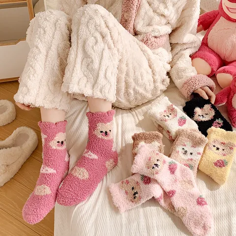 Damen Verdichtetes Korallenfleece Mittelhohe Socken Süßes Cartoon Bär Muster Winter Warme Schlaf Boden Socken
