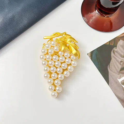 Vintage European Style Glass Relief Brooch For Women Palace Retro Gold Plated Alloy Artificial Pearl Rhinestone Brooch Pin Accessories