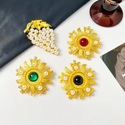 Vintage European Style Glass Relief Brooch For Women Palace Retro Gold Plated Alloy Artificial Pearl Rhinestone Brooch Pin Accessories