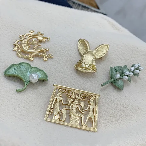 Vintage Baroque Palace Brooch For Women Zinc Alloy Rhinestone Artificial Pearl Ginkgo Leaf Moon Rabbit Pharaoh Brooch Pin