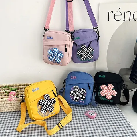 Bolso Bandolera de Nailon Estilo Preppy Fresco para Mujer Con Flor de Tablero de Ajedrez 3D y Estampado de Letras