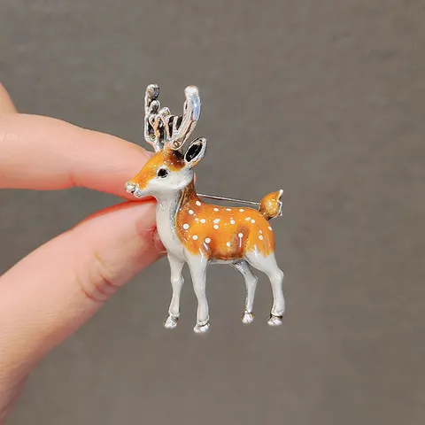 Vintage Alloy Enamel Sika Deer Brooch Nature Style Animals Corsage Christmas Spotted Fawn Pin Coat Badges For Women Jewelry Gift