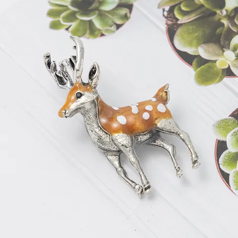 Vintage Alloy Enamel Sika Deer Brooch Nature Style Animals Corsage Christmas Spotted Fawn Pin Coat Badges For Women Jewelry Gift