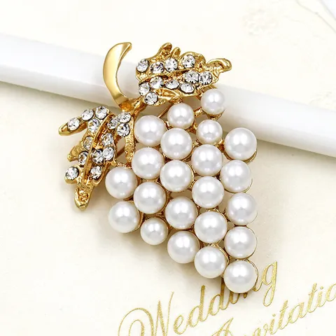 Korean Style Grape Brooch For Women Alloy Artificial Pearl Inlaid Rhinestone Fruit Corset Pin Elegant Clothing Jewelry Accessory Gift